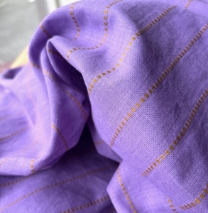 Baumwollstoff---Indien----handloom-bestickt-lila-mit-goldgelben-Kantha-Streifen---160-cm