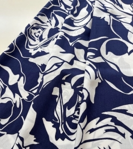 Reststck-Viskose-Stoff--Blumen-dunkelblau-wei---300-cm