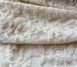 Spitzenstoff-franzsische-Spitze-mit-Elasthan--Blume-Stickerei----ecru-sandgold---50-cm