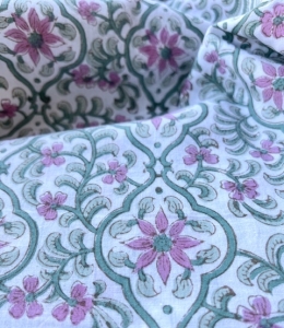 Reststck-Baumwollstoff---Indien----blockprint-Handdruck-Blumen-wei-mint-dunkelrosa---220-cm