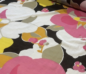 Exklusiver-italienischer-Seiden-Voile-Stoff---groer-Blumen-Druck---wei-pink-schwarz-gelb---300-cm