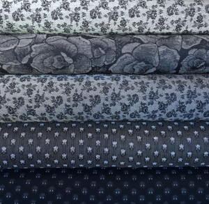Jacquard-Stoff-Trachten-Dirndl----knitterfrei---Blume---mittelgrau-schwarz----50-cm