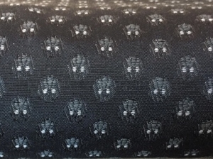 Reststck-Jacquard-Stoff-Trachten-Dirndl----knitterfrei---Blume-klein---schwarz--180-cm