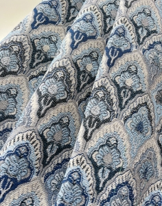 Gobelin-Jacquard---Dirndlstoff--gewebt--Ornamentmuster---blau-grau-creme-----190-cm