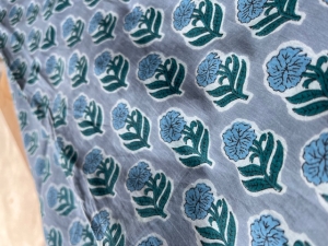 Reststck-Baumwollstoff---Indien----blockprint-Handdruck-Blumen--altblau-grn---240-cm