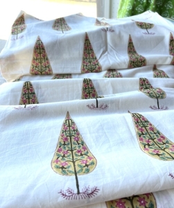 Reststck-Baumwollstoff---Indien----blockprint-Handdruck-cremeweiss-grn-beere--230-cm