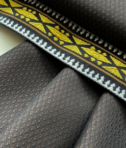Dirndlgrtel-feste-Jacquardborte-geometrisches-Muster-schwarz-braun-senfgelb---45-mm-breit----235-cm
