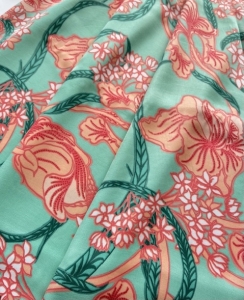 Reststck-Viskosesatin---Blumen-aqua-koralle-----240-cm