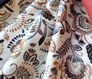 Trachten-Dirndl-Stoff---knitterarm---Blumen-Ornamente---50-cm