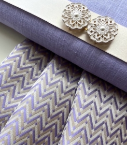 Jacquard---Dirndlstoff--gewebt-Zackenmuster--sandgrau-flieder-lurex-silber----50-cm