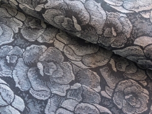 Reststck-Jacquard-Stoff-Trachten-Dirndl----knitterfrei---Blume-gro---grau-schwarz----180-cm