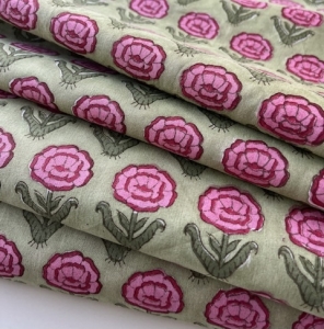 Baumwollstoff---Indien----blockprint-Handdruck-Blumen-zartgrn-rosa-beere---50-cm