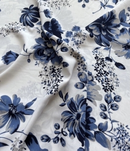 Reststck-Viskose-Stoff--Blumen-wei-dunkelblau----180-cm