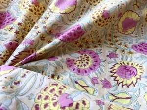 Baumwollstoff---Indien----blockprint-Handdruck-Blumen-zartes-gelb-mint-beere---50-cm