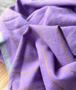 Baumwollstoff---Indien----handloom-bestickt-lila-mit-goldgelben-Kantha-Streifen---160-cm