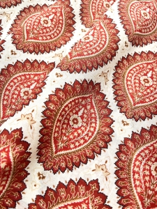 Italienischer-Voile---Paisley-Druck---creme--orange-rot----100-cm