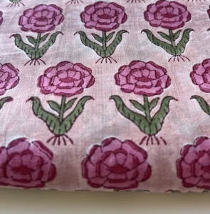 Baumwollstoff---Indien----blockprint-Handdruck-Blumen-zartrosa-grn-beere---50-cm