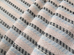 Jacquard-Bnderoptik--Baumwoll-Mischgewebe--knitterarm---Streifen-quer---creme-rosa-hellblau-50-cm