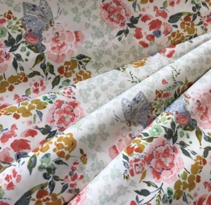 Baumwollstoff---Blumen----wei-rosa-zartblau--50-cm