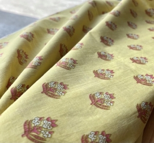 Reststck-Baumwollstoff---Indien----blockprint-Handdruck-Blumen--pastelliges-gelb---190-cm