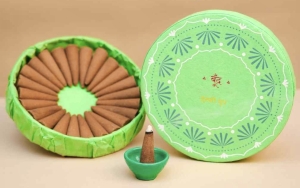 Indische-Rucherkegel---25-Sck-inkl-Ton-Untersetzer-in-handbemalter-Geschenkbox----Tulsi-