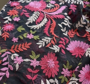 Reststck--Blumen--bestickt----dehnbar----schwarz-rosa-pink----120-cm