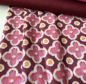 Trachten-Dirndl-Stoff----knitterarm---Blumen--bordeauxrot-pink-gelb---50-cm