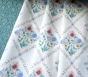 Dirndl-Stoff-Blumen-Ornamente---wei-trkisblau---50-cm