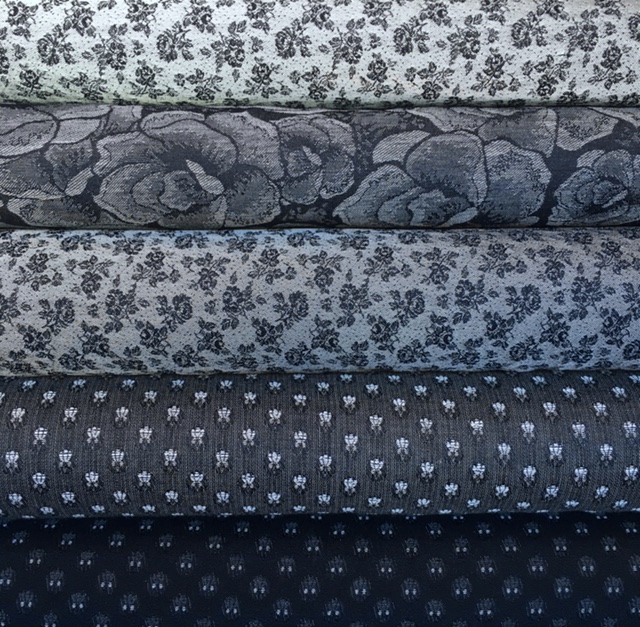 Bild 1 von Jacquard Stoff Trachten Dirndl  - knitterfrei - Blume - mittelgrau schwarz  - 50 cm