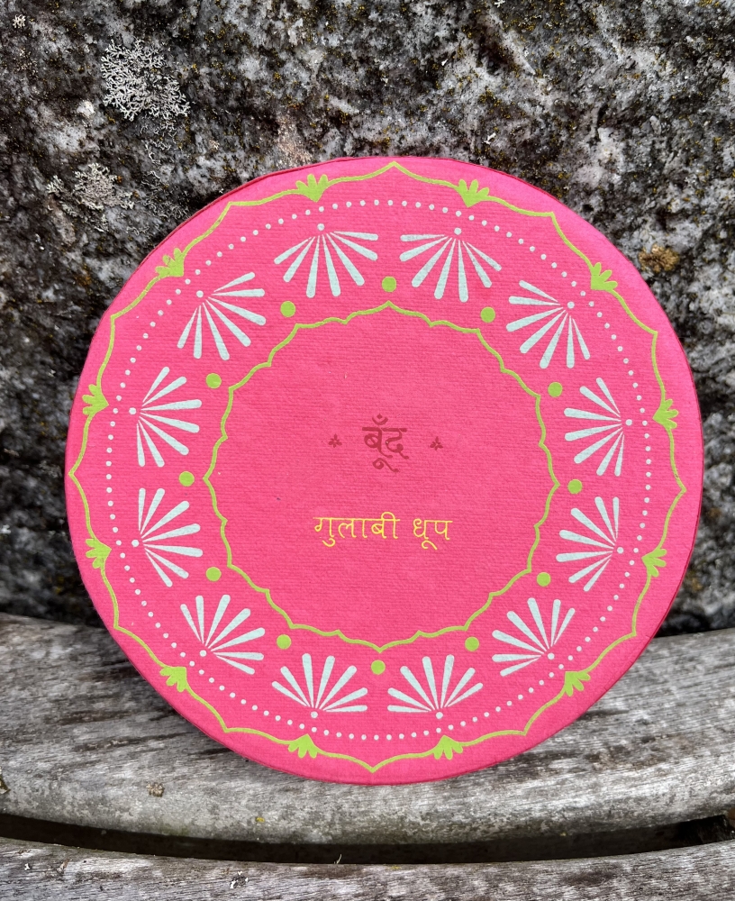 Bild 1 von Indische Räucherkegel - 25 Stück inkl. Ton-Untersetzer in handbemalter Geschenkbox - indische Rose