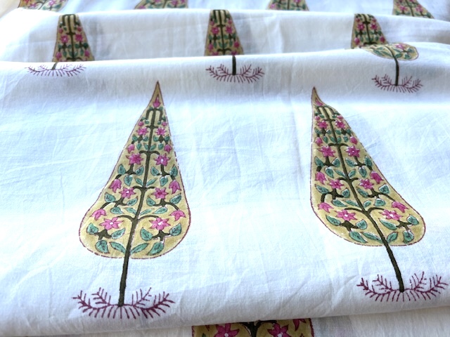 Bild 1 von Reststück Baumwollstoff - Indien  - blockprint Handdruck cremeweiss grün beere- 230 cm