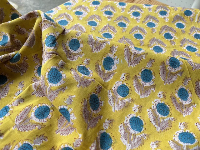 Bild 1 von Reststück Baumwollstoff - Indien  - blockprint Handdruck Blumen Rankenmuster  senfgelb blau - 130 cm