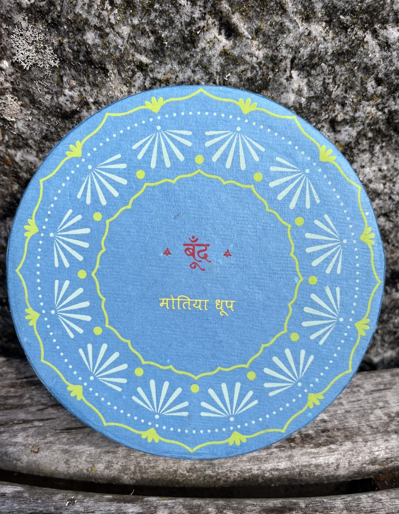 Bild 1 von Indische Räucherkegel - 25 Stück inkl. Ton-Untersetzer in handbemalter Geschenkbox -  Jasmin