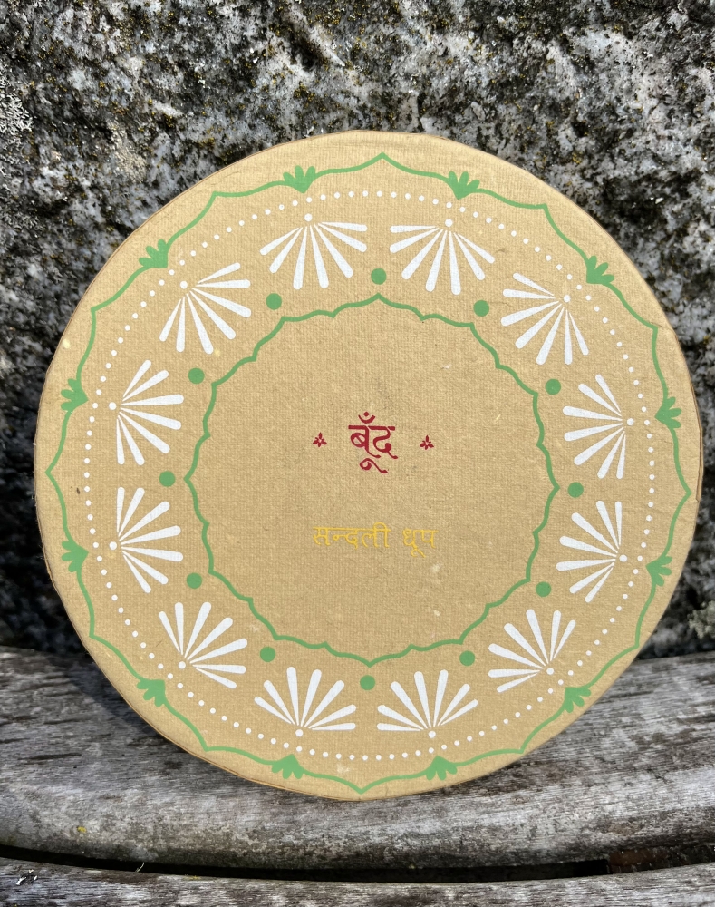 Bild 1 von Indische Räucherkegel - 25 Stück inkl. Ton-Untersetzer in handbemalter Geschenkbox -  Sandelholz