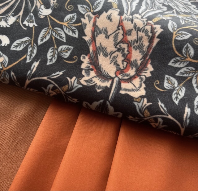 Bild 1 von Reststück Samt Deluxe bedruckt - Blumen schwarz cognac seegrün - 100 cm