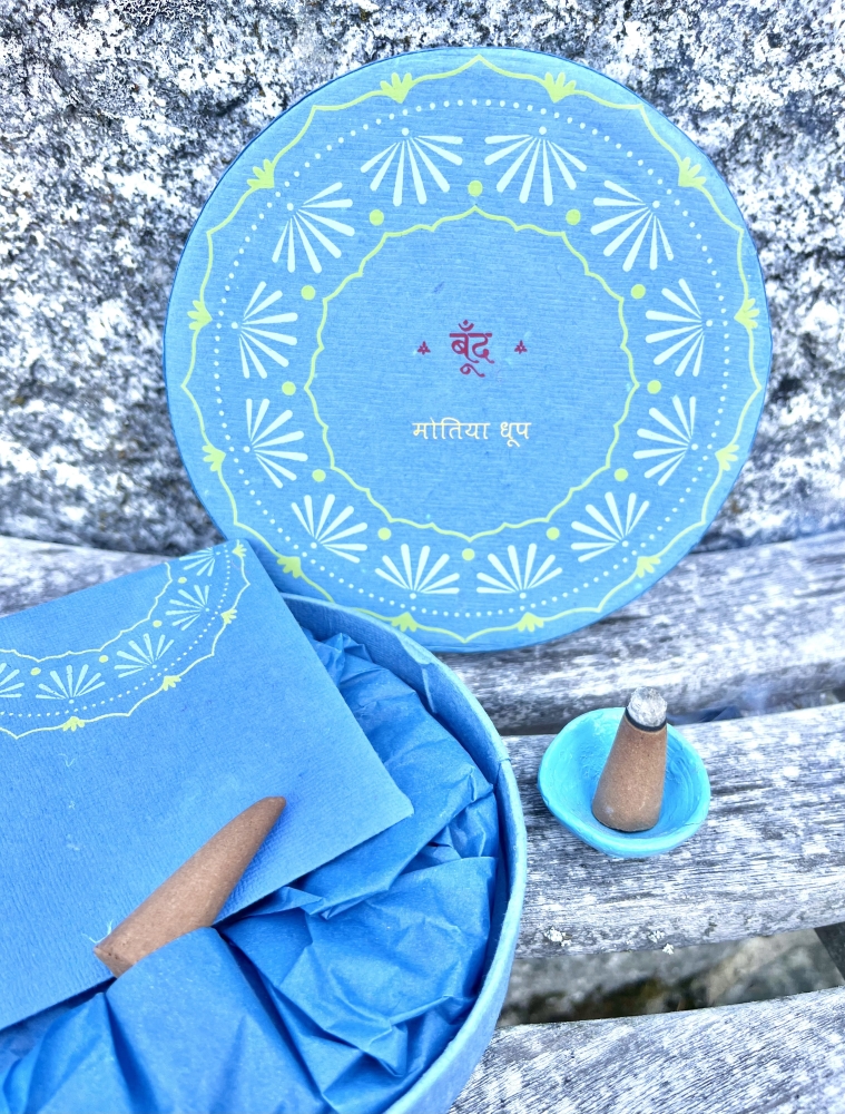 Bild 1 von Indische Räucherkegel - 25 Sück inkl. Ton-Untersetzer in handbemalter Geschenkbox -  Jasmin
