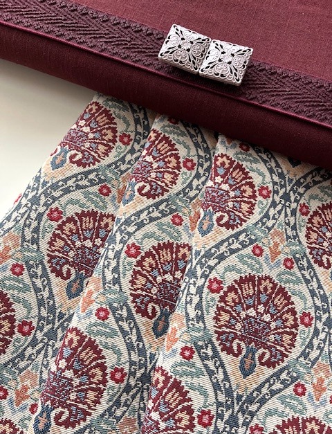 Bild 1 von Gobelin Jacquard - Dirndlstoff  gewebt  Ornamentmuster - weinrot petrol creme - 210 cm