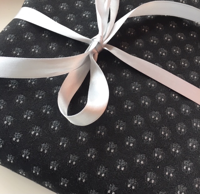 Bild 1 von Reststück Jacquard Stoff Trachten Dirndl  - knitterfrei - Blume klein - schwarz -180 cm