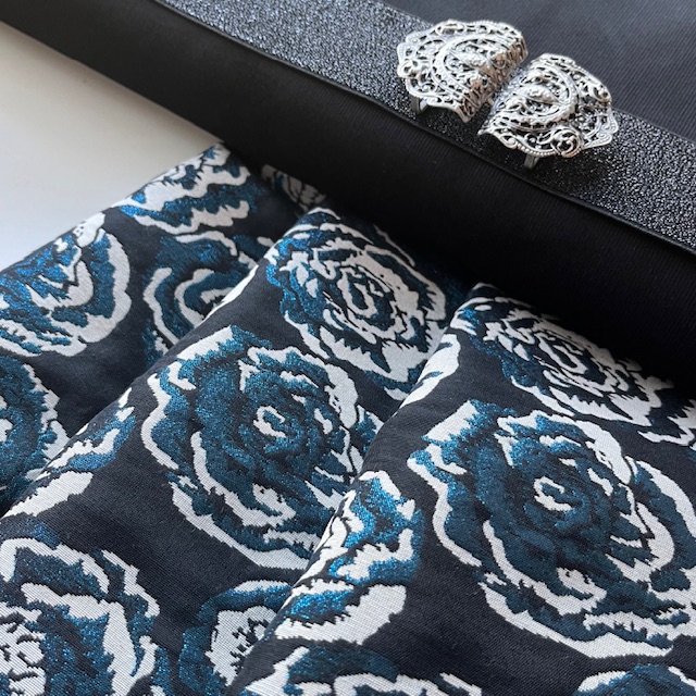 Bild 1 von Jacquard - Dirndlstoff  gewebt Blumen  - Lurex- schwarz blau  - 2x 100 cm