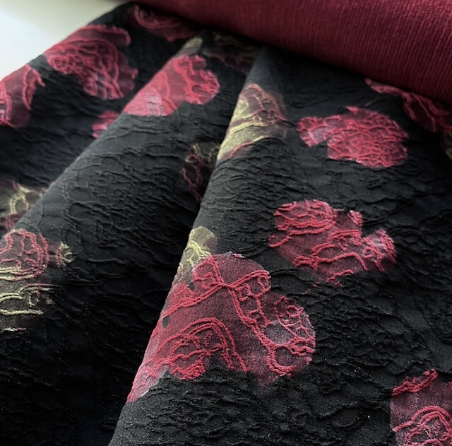Bild 1 von Reststück Jacquard - Dirndlstoff  gewebt Blumen  - knitterfrei- schwarz rot - 240 cm