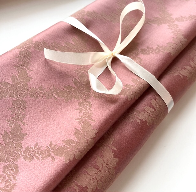 Bild 1 von Brokat Italien Jacquard - Blumen Ornamentmuster gewebt  Ton-in-Ton rubinrosa gold-creme - 195 cm