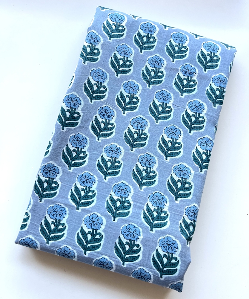 Bild 1 von Reststück Baumwollstoff - Indien  - blockprint Handdruck Blumen  altblau grün - 240 cm