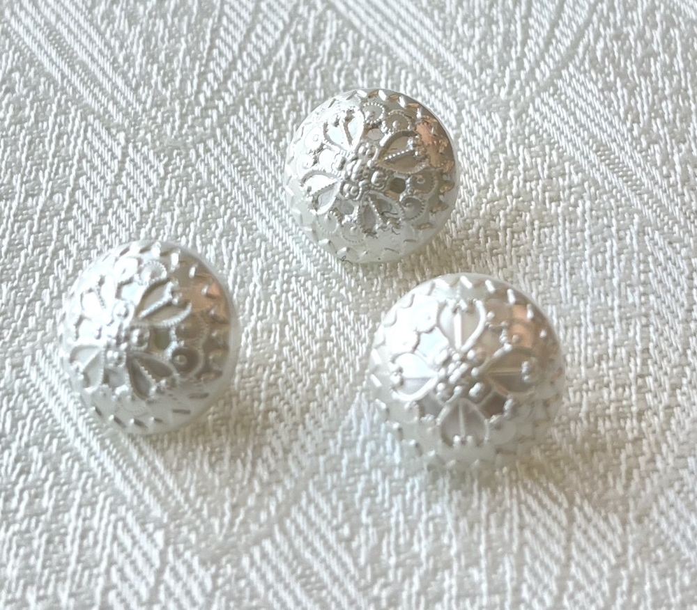 Bild 1 von 3 Stück Knopf - Dirndl - galvanisiert - creme weiß 12mm