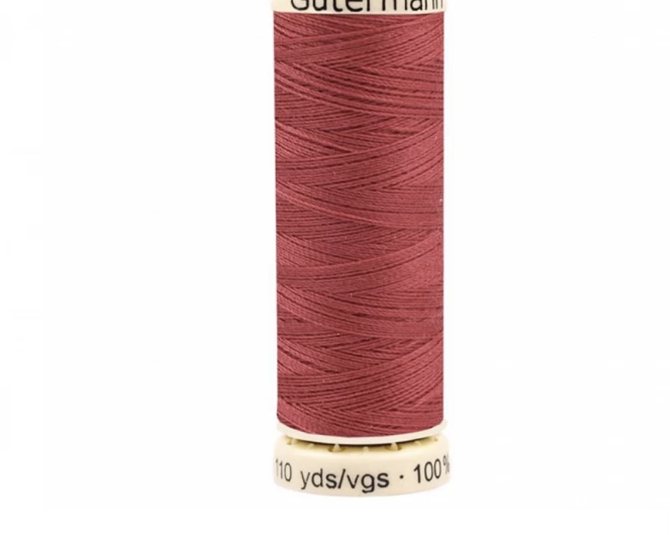 Bild 1 von Gütermann universal Polyester Nähgarn - 100m Spule - Farbe 474 Holly Berry