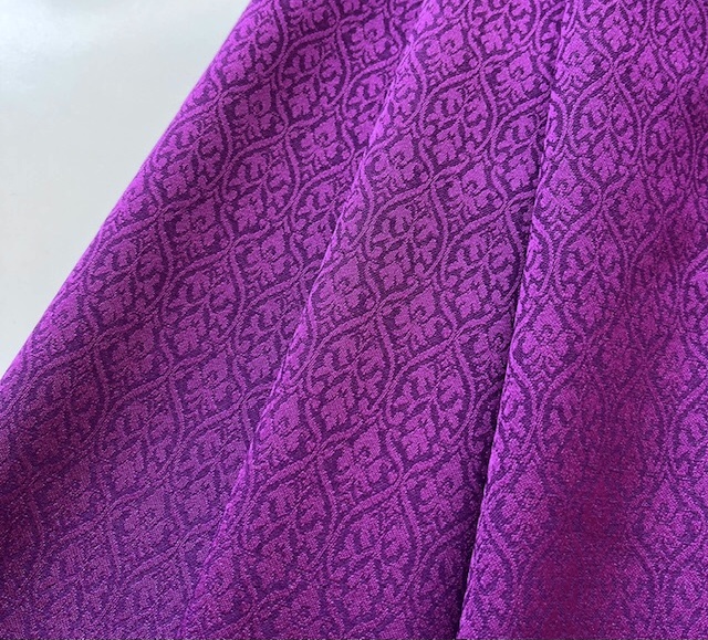 Bild 1 von Reststück Wollsatin Jacquard Mischgewebe knitterfrei Ornamentmuster - dunkles lila - 200 cm