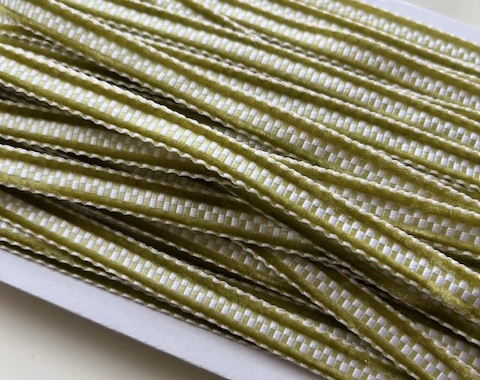 Bild 1 von Samtband Samt Samtbänder  - 10 mm breit - olivegrün  weiß 