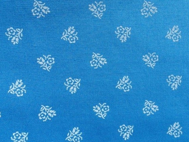 Bild 1 von Rest Dirndlstoff Blumen groß - hellblau - 90 cm