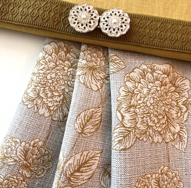 Bild 1 von Jacquard Stoff Trachten Dirndl - Blume - senfgelb sand  - 195 cm