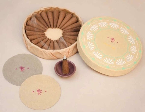 Bild 1 von Indische Räucherkegel - 25 Stück inkl. Ton-Untersetzer in handbemalter Geschenkbox -  Sandelholz