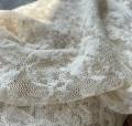 Bild 3 von Spitzenstoff französische Spitze mit Elasthan -Blume Stickerei -  ecru sandgold - 50 cm